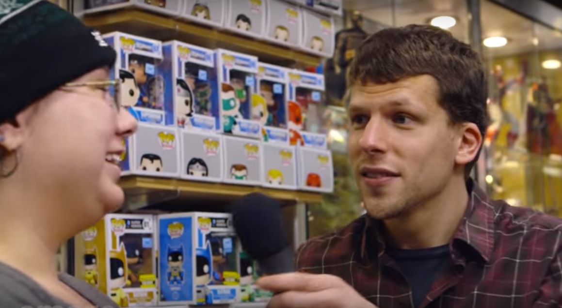 Jesse Eisenberg vai a loja de HQ e pergunta quem vencerá a batalha em ‘Batman Vs Superman’