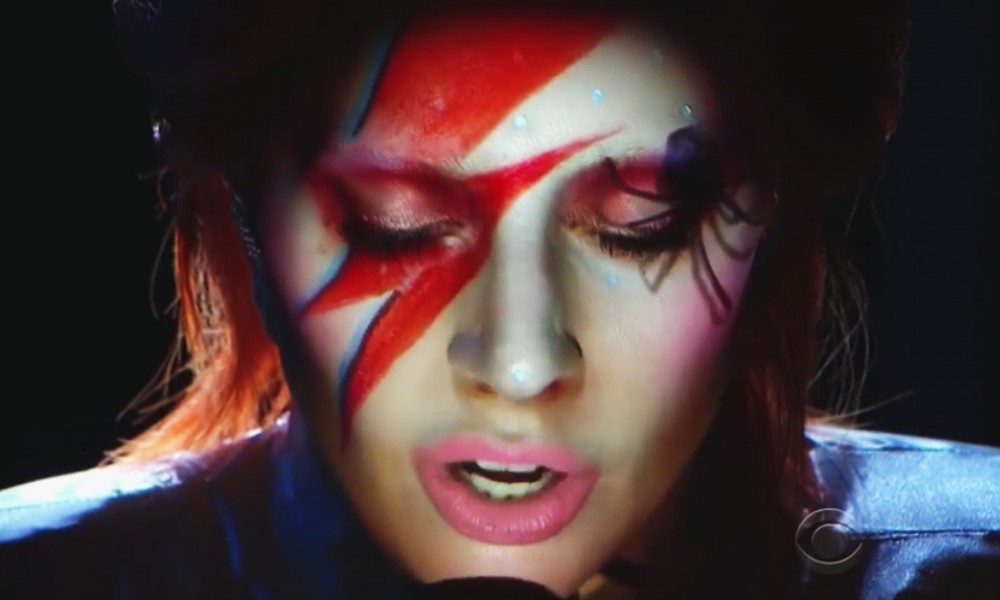  Lady Gaga emociona com homenagem a David Bowie no Grammy 2016