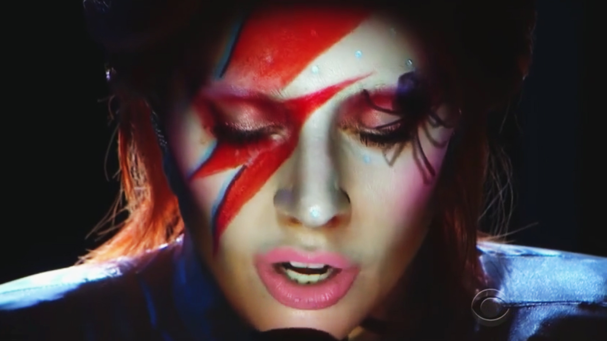 Lady Gaga emociona com homenagem a David Bowie no Grammy 2016