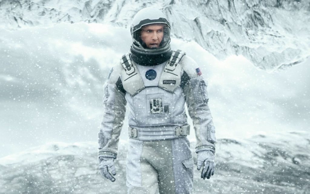 Matthew McConaughey interpreta Cooper - um ex piloto de testes da Nasa