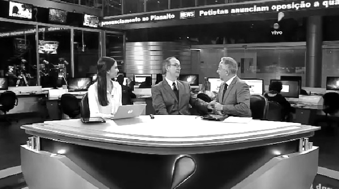 Rede TV! em preto e branco, iluminada por lampiões e usando microfones da extinta TV Manchete!