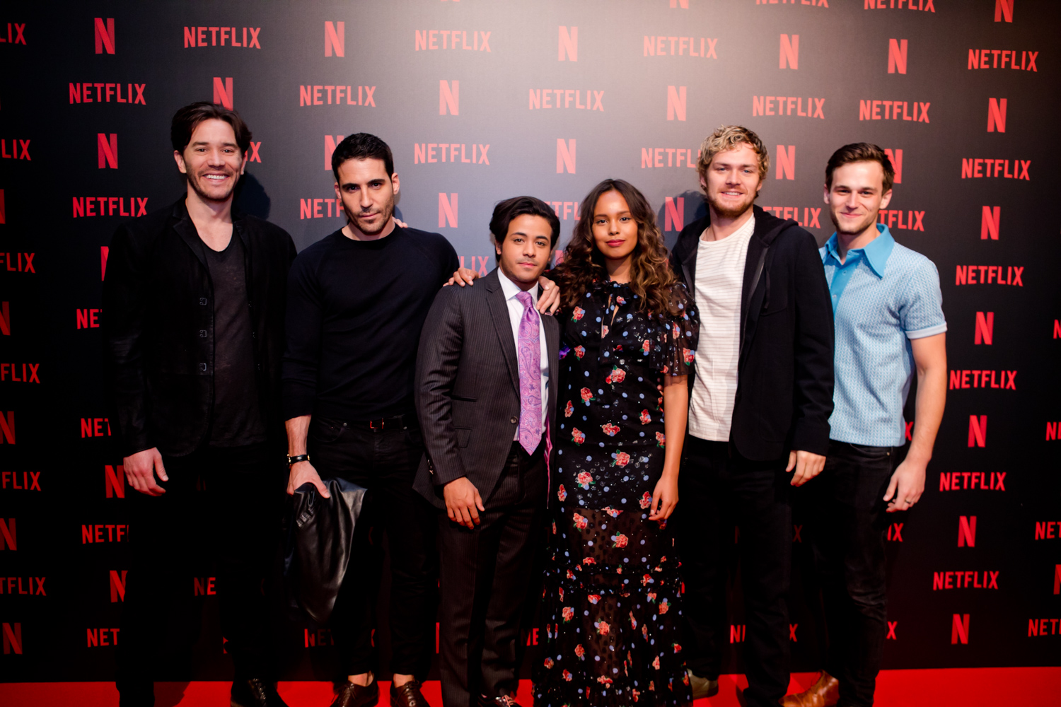 Atores de séries da Netflix participam de evento em SP