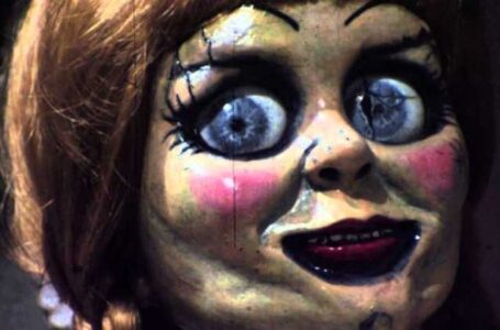 A origem da boneca mortal, Annabelle, é revelado em terceiro filme da série