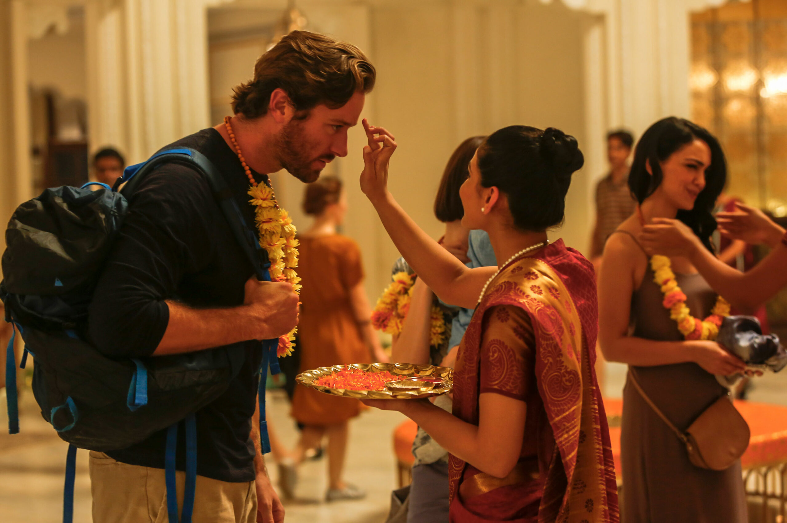 Dev Patel e Armie Hammer enfrentam momentos de tensão em “Atentado ao Hotel Taj Mahal”