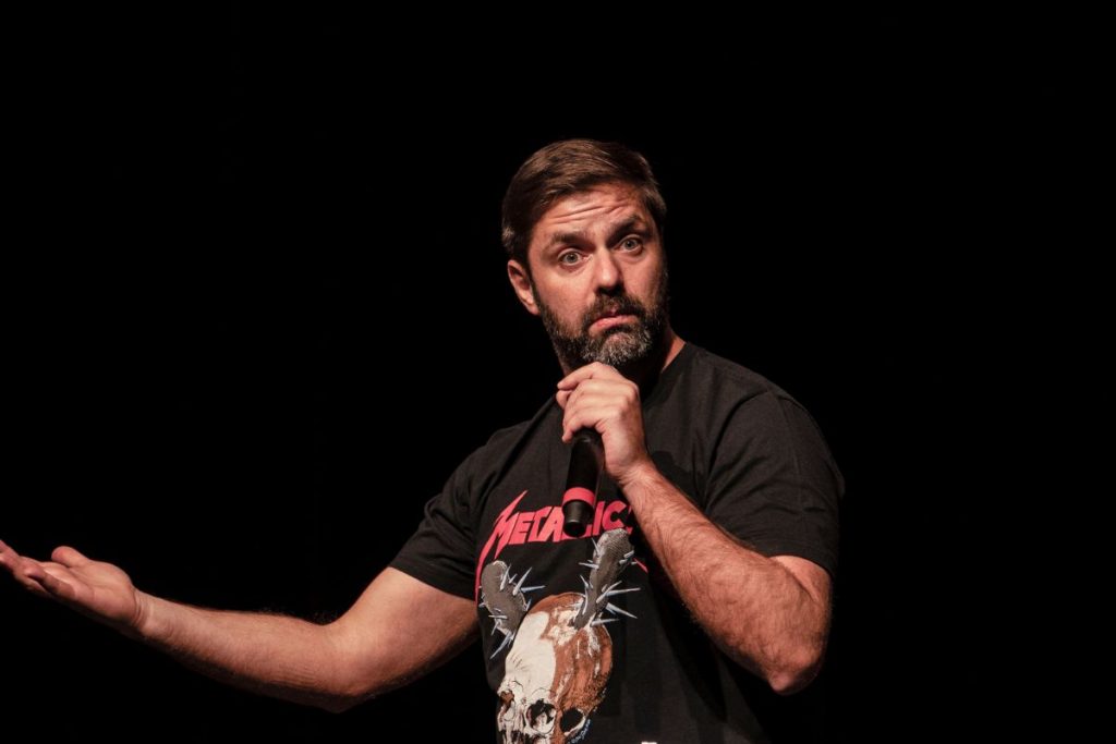 Fábio Rabin retorna ao Brasil para agitar a cena da comédia com show “Muita Treta”