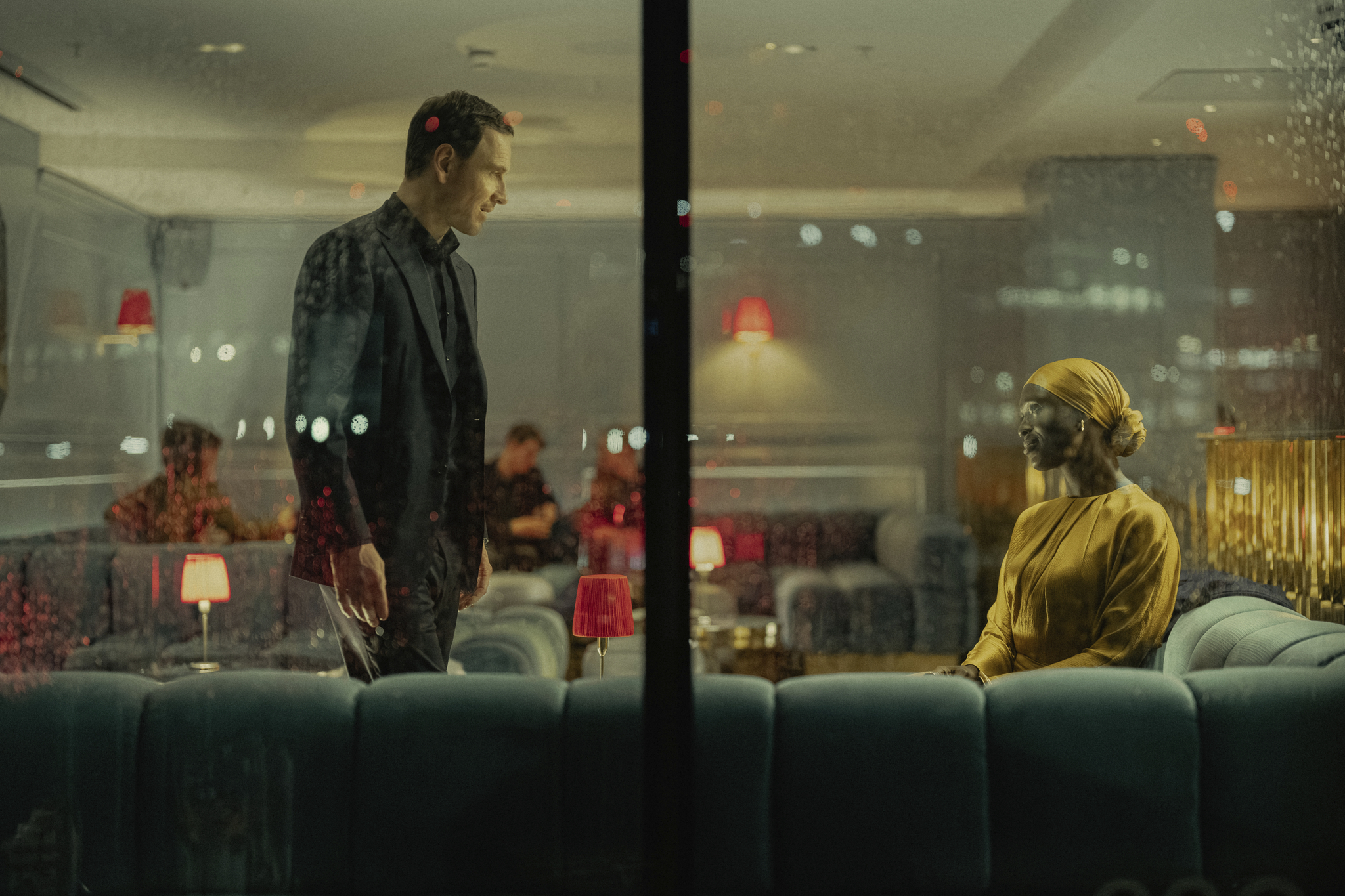 THE AGENCY: Série estrelada por Michael Fassbender, ganha imagens.