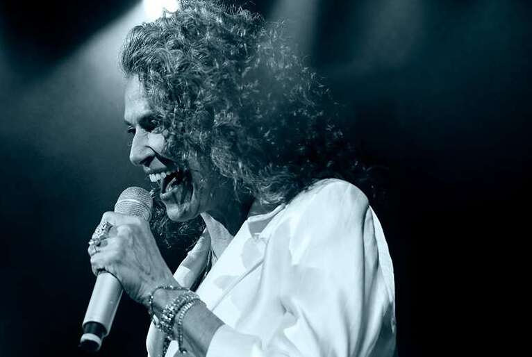 Simone retorna aos palcos com show inédito no Tokio Marine Hall