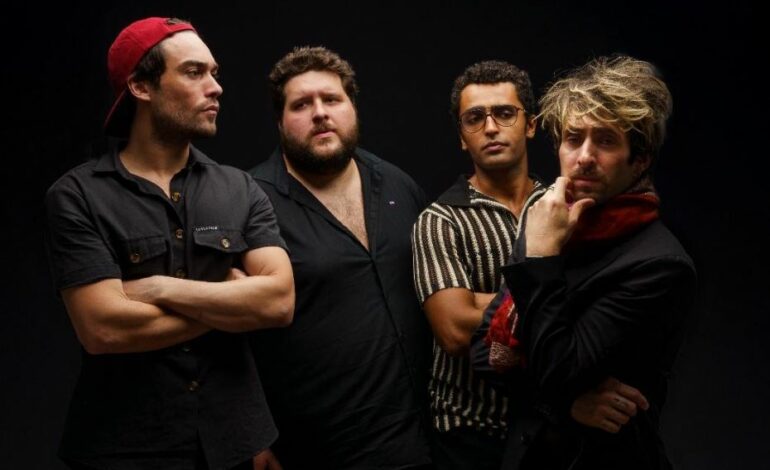 Peça “Névoa – From White Plains” retorna a São Paulo e expõe, com humor ácido, os efeitos devastadores do bullying e do cancelamento