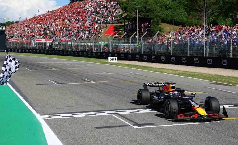 Verstappen supera Piastri e brilha com vitória em Ímola
