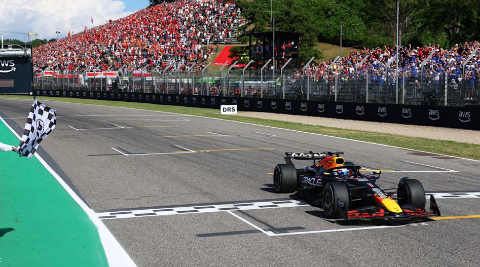 Verstappen supera Piastri e brilha com vitória em Ímola