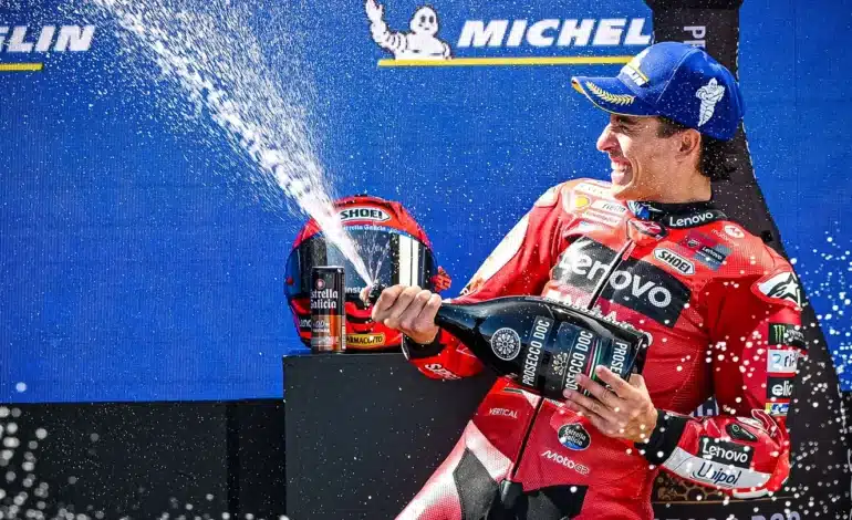 MotoGP Hungria 2025: Márquez imbatível, Bezzecchi resistente e Acosta em ascensão