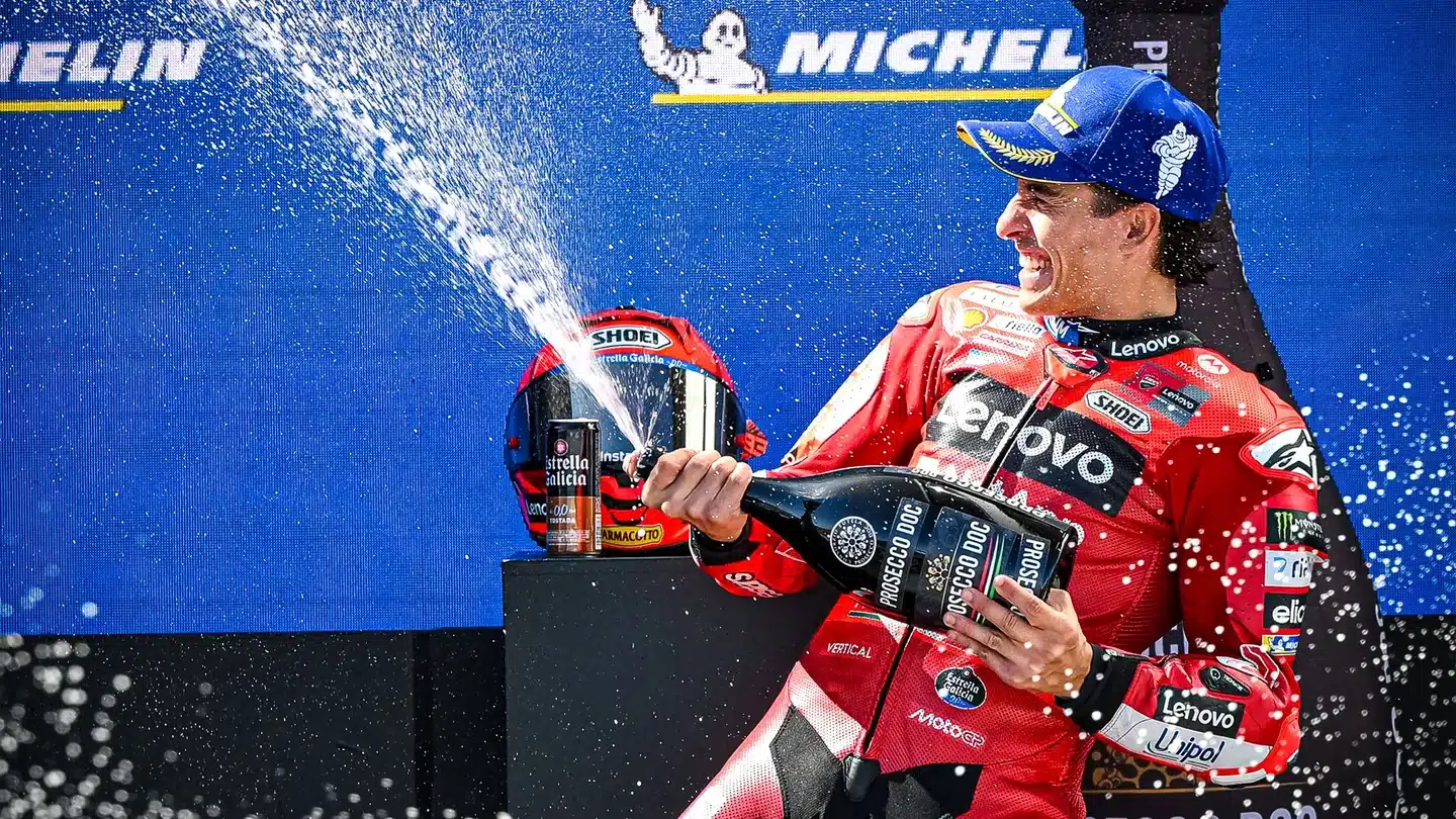 MotoGP Hungria 2025: Márquez imbatível, Bezzecchi resistente e Acosta em ascensão