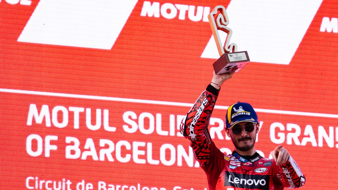 Bagnaia vence GP da Catalunha 2024 após sprint com Aleix Espargaró e Marc Márquez em evidência