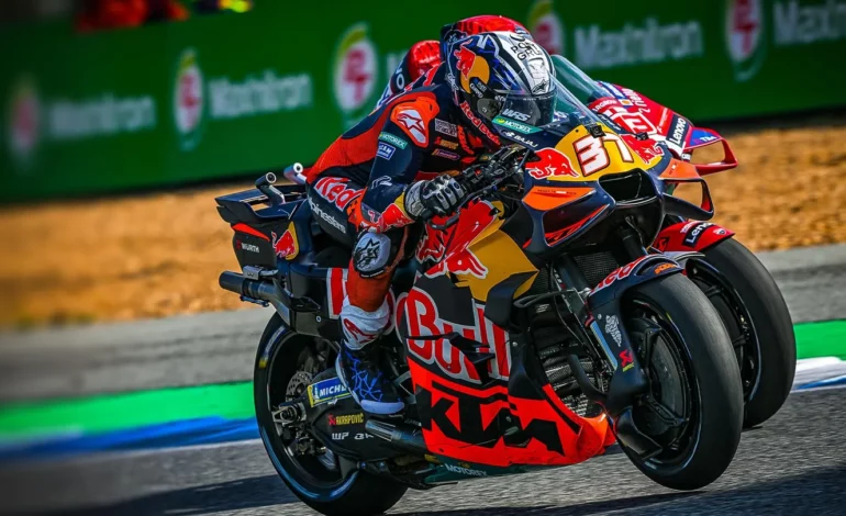 Acosta vence duelo épico com Márquez na abertura da MotoGP 2026