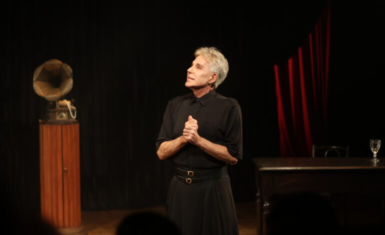 Pela primeira vez em São Paulo, Edwin Luisi estreia nova montagem da peça Eu Sou Minha Própria Mulher no Teatro FAAP.
