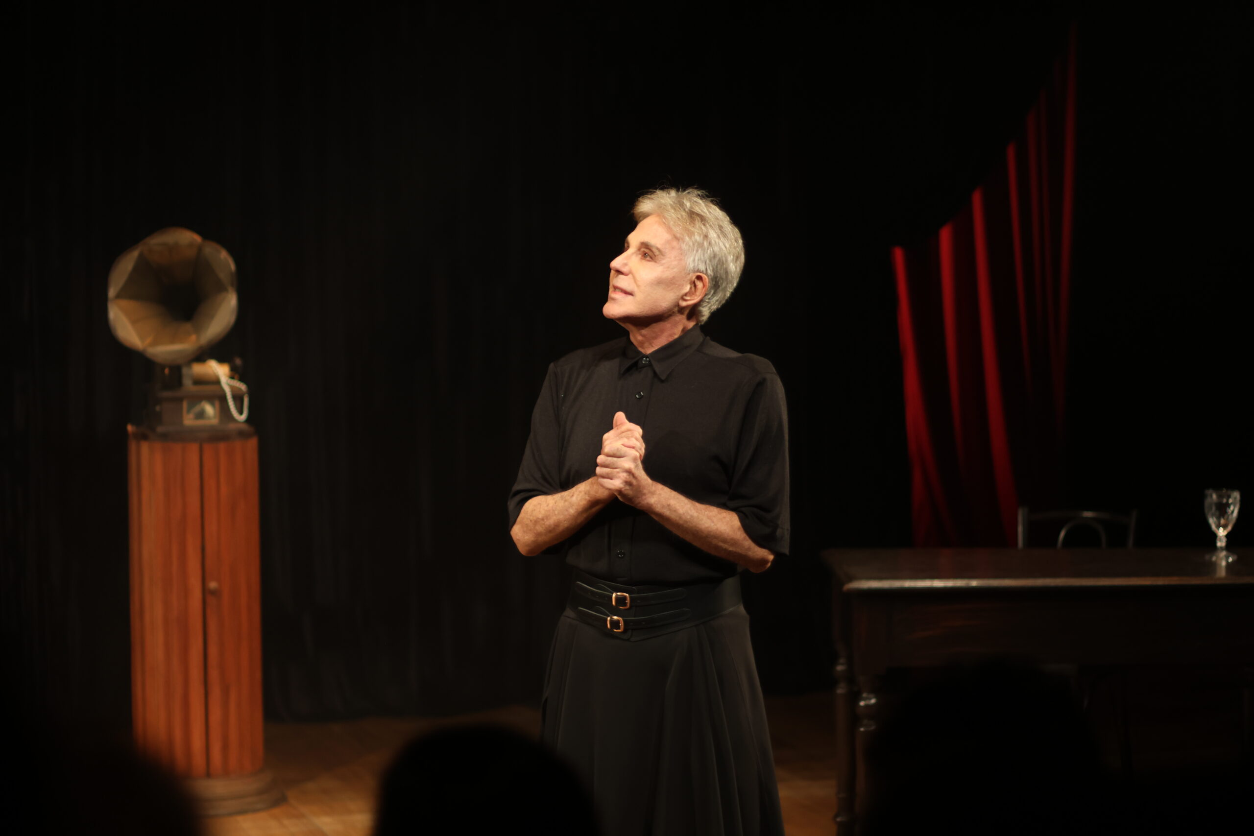 Pela primeira vez em São Paulo, Edwin Luisi estreia nova montagem da peça Eu Sou Minha Própria Mulher no Teatro FAAP.