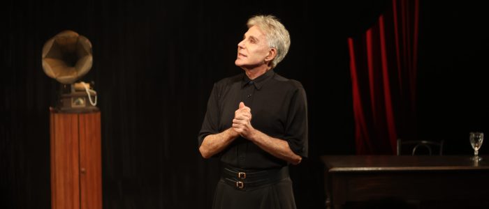 Pela primeira vez em São Paulo, Edwin Luisi estreia nova montagem da peça Eu Sou Minha Própria Mulher no Teatro FAAP.